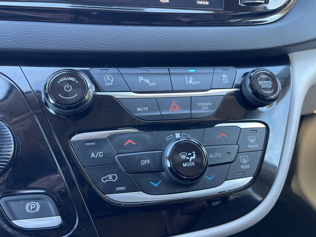 Used 2024 Chrysler Pacifica Touring-L image 12