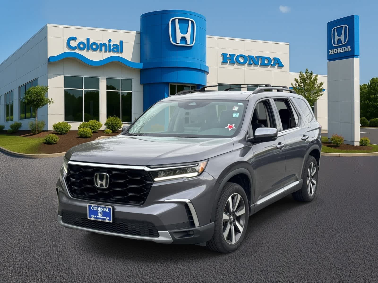 Used 2025 Honda Pilot Touring image 1
