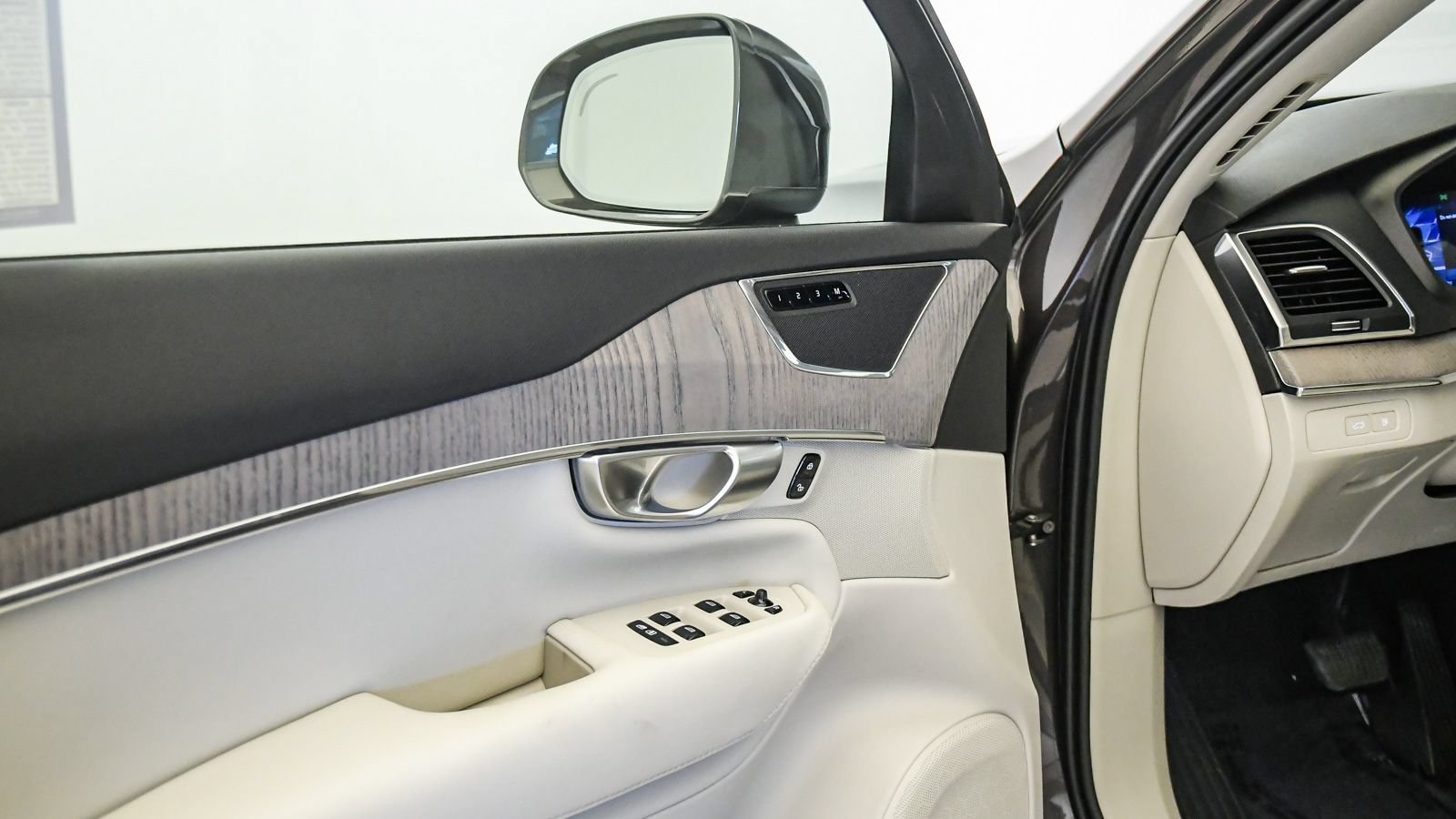 Certified 2024 Volvo XC90 T8 Core AWD/4WD image 26