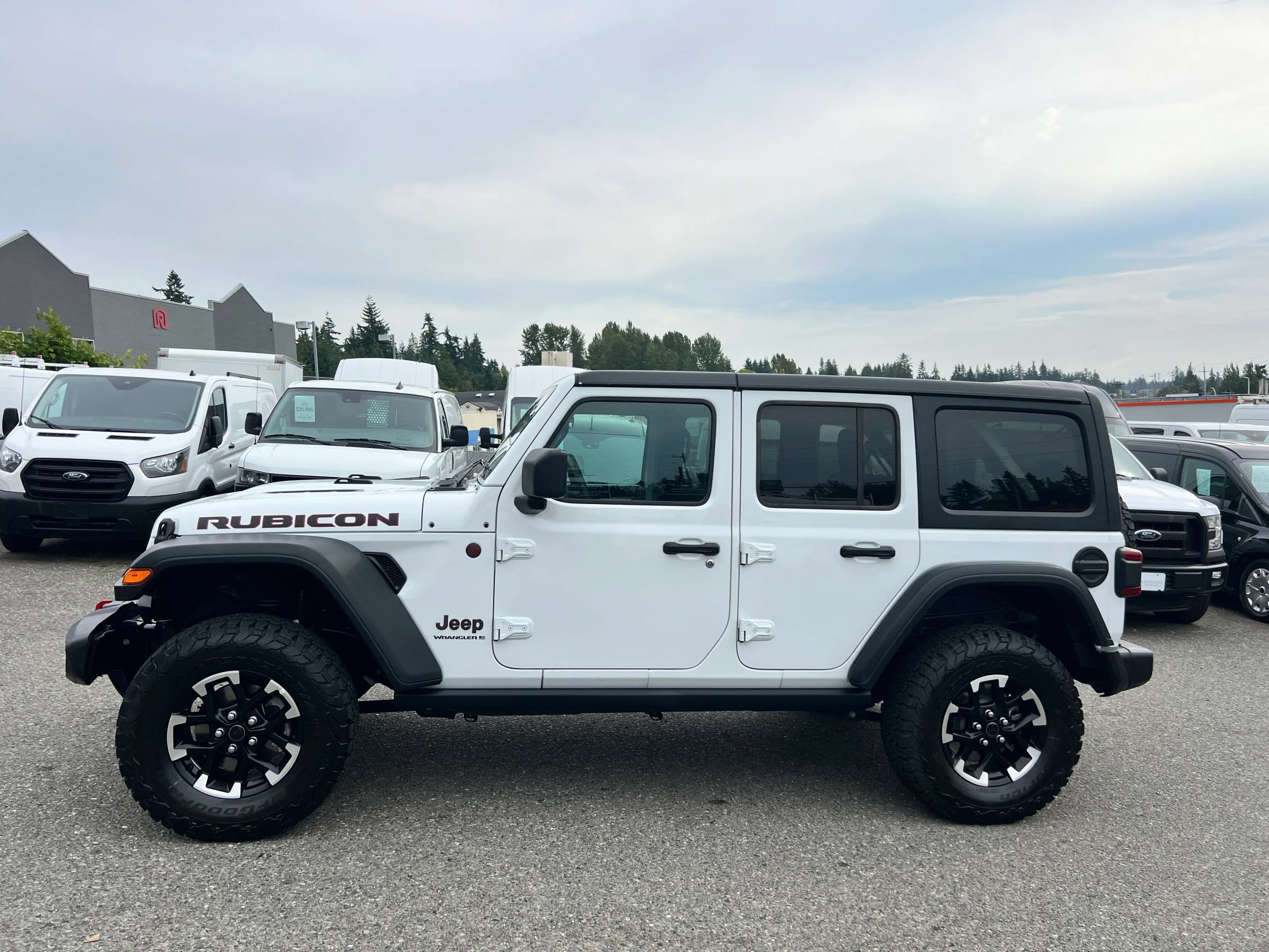 Used 2025 Jeep Wrangler Unlimited Rubicon AWD/4WD image 4