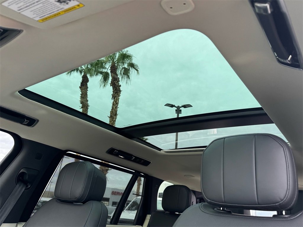 Used 2024 Land Rover Range Rover Long Wheelbase SE image 39