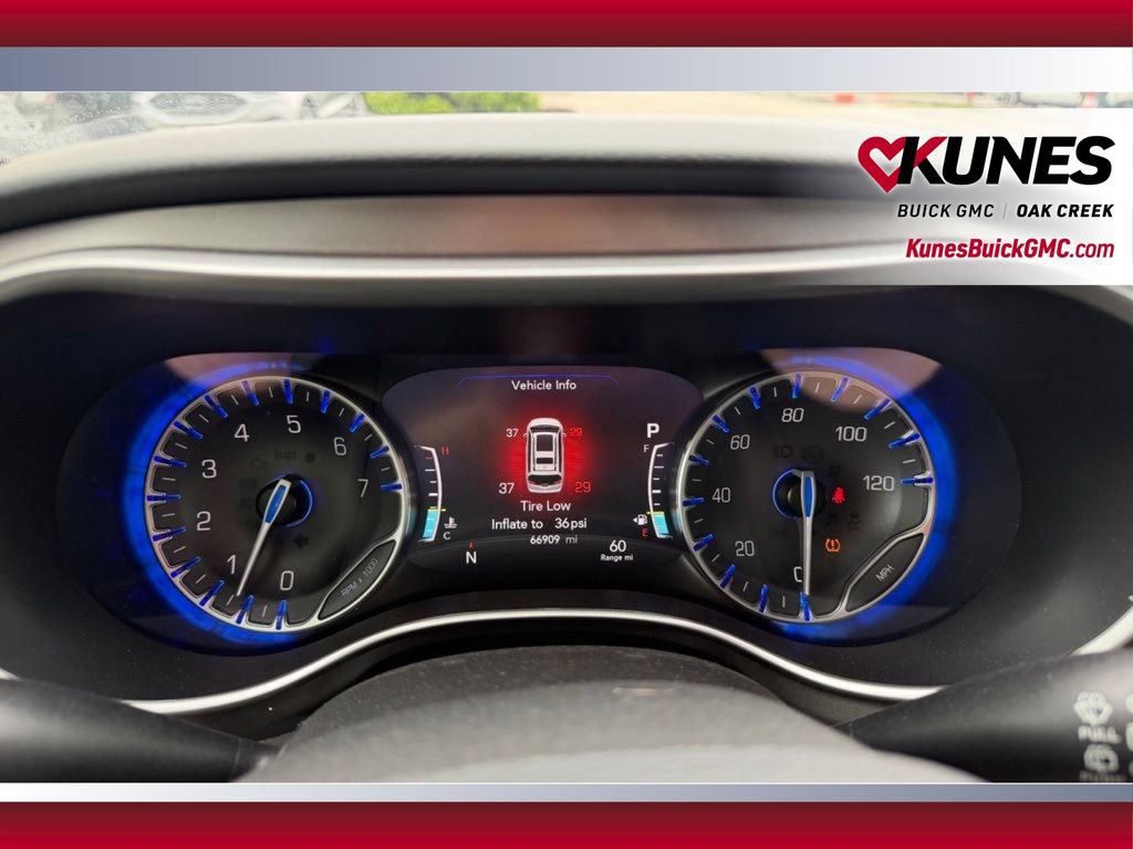 Used 2023 Chrysler Pacifica Touring-L FWD image 19