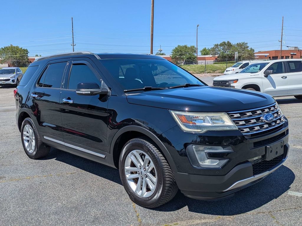 Used 2017 Ford Explorer XLT w/ Equipment Group 202A FWD image 3