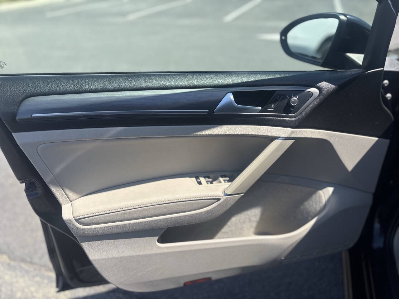 Used 2019 Volkswagen e-Golf SEL Premium FWD image 9