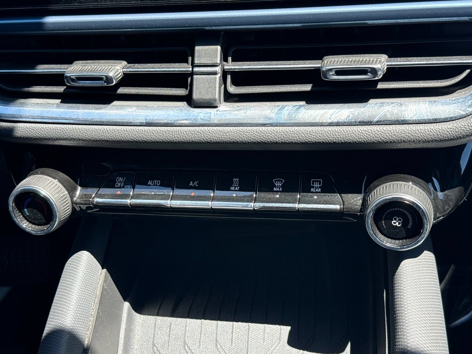 Used 2024 Chevrolet Equinox EV LT FWD image 19