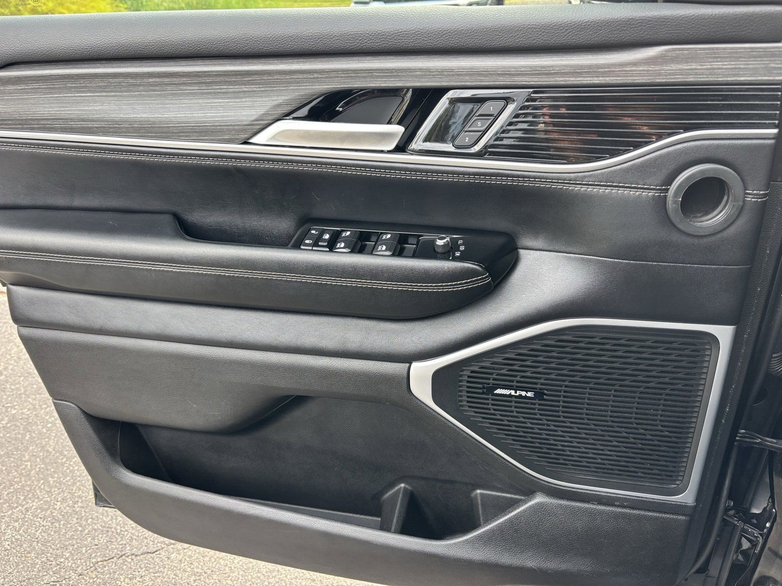 Used 2024 Jeep Wagoneer Series II w/ Flexible Seating Group image 15