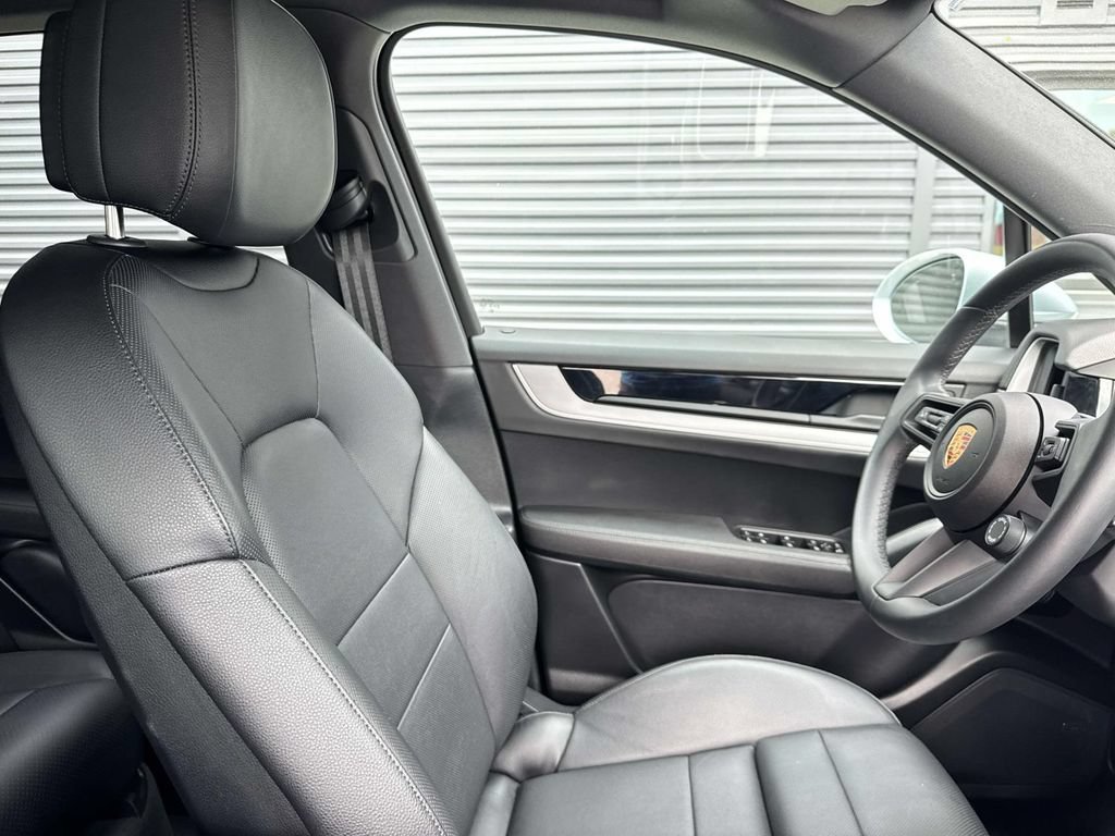 Certified 2025 Porsche Cayenne AWD/4WD image 16