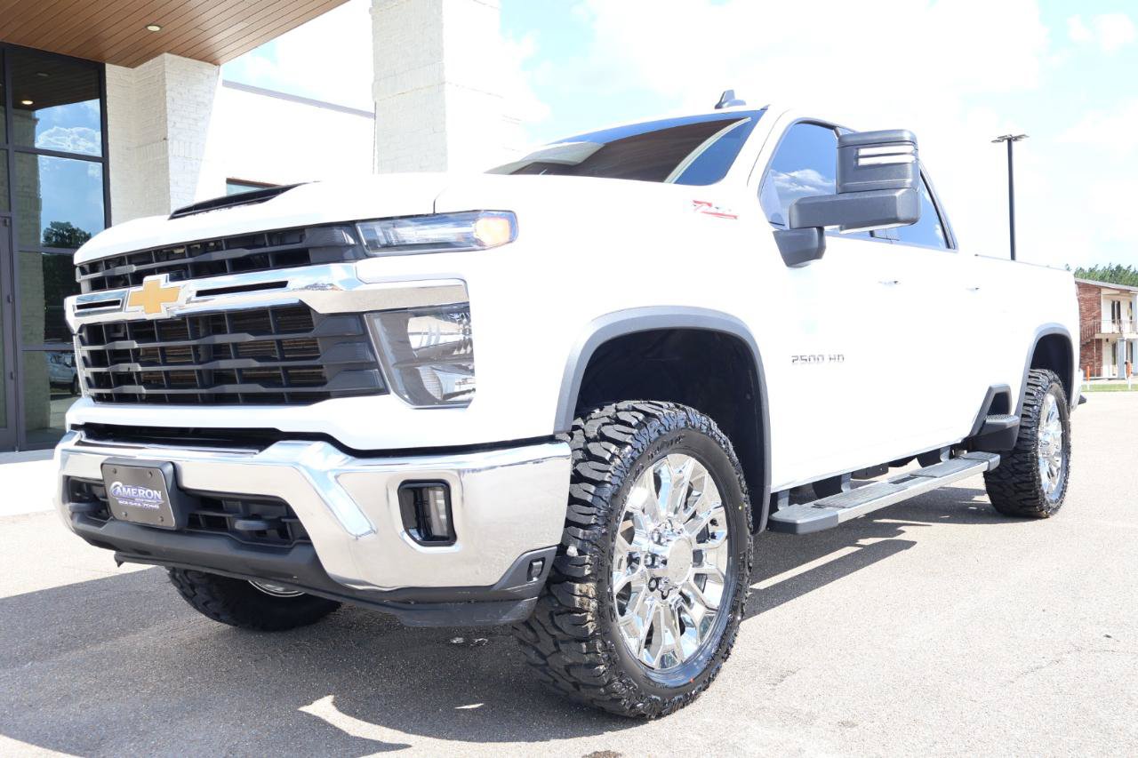 Used 2025 Chevrolet Silverado 2500 LT AWD/4WD image 2
