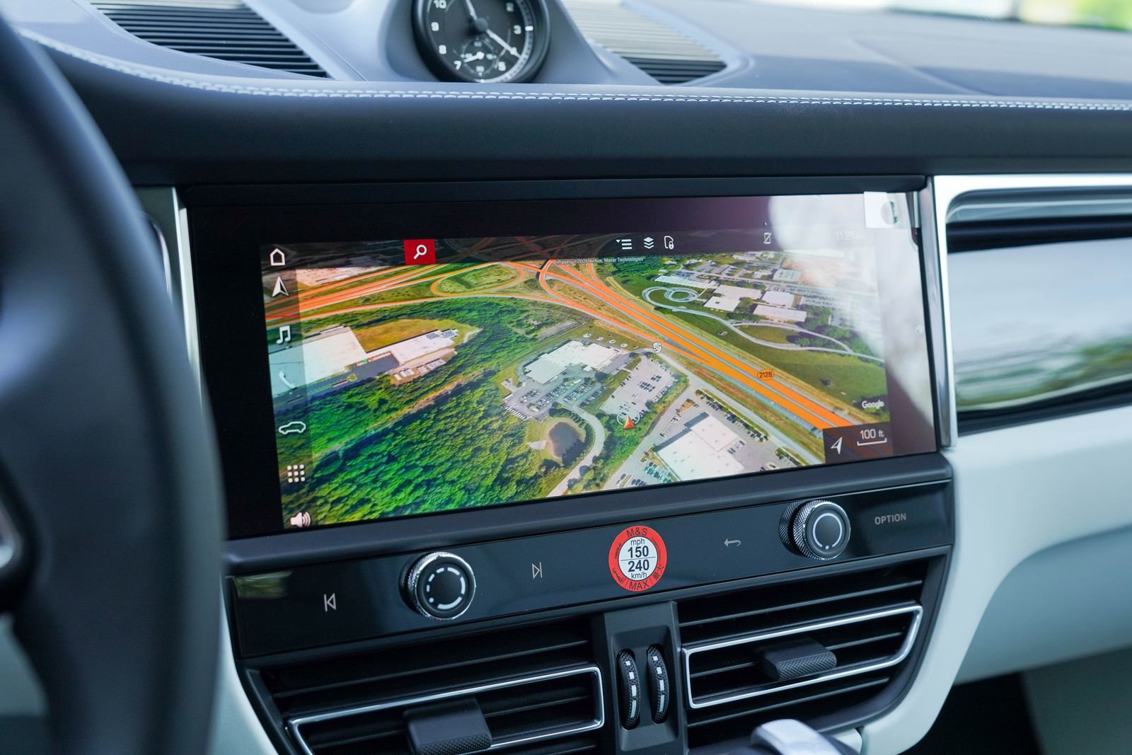 Certified 2025 Porsche Macan image 28