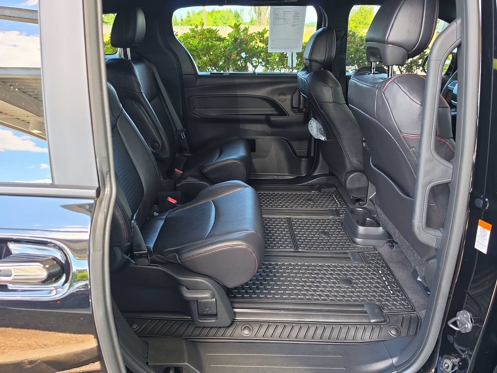 Used 2025 Toyota Sienna XSE AWD/4WD image 33