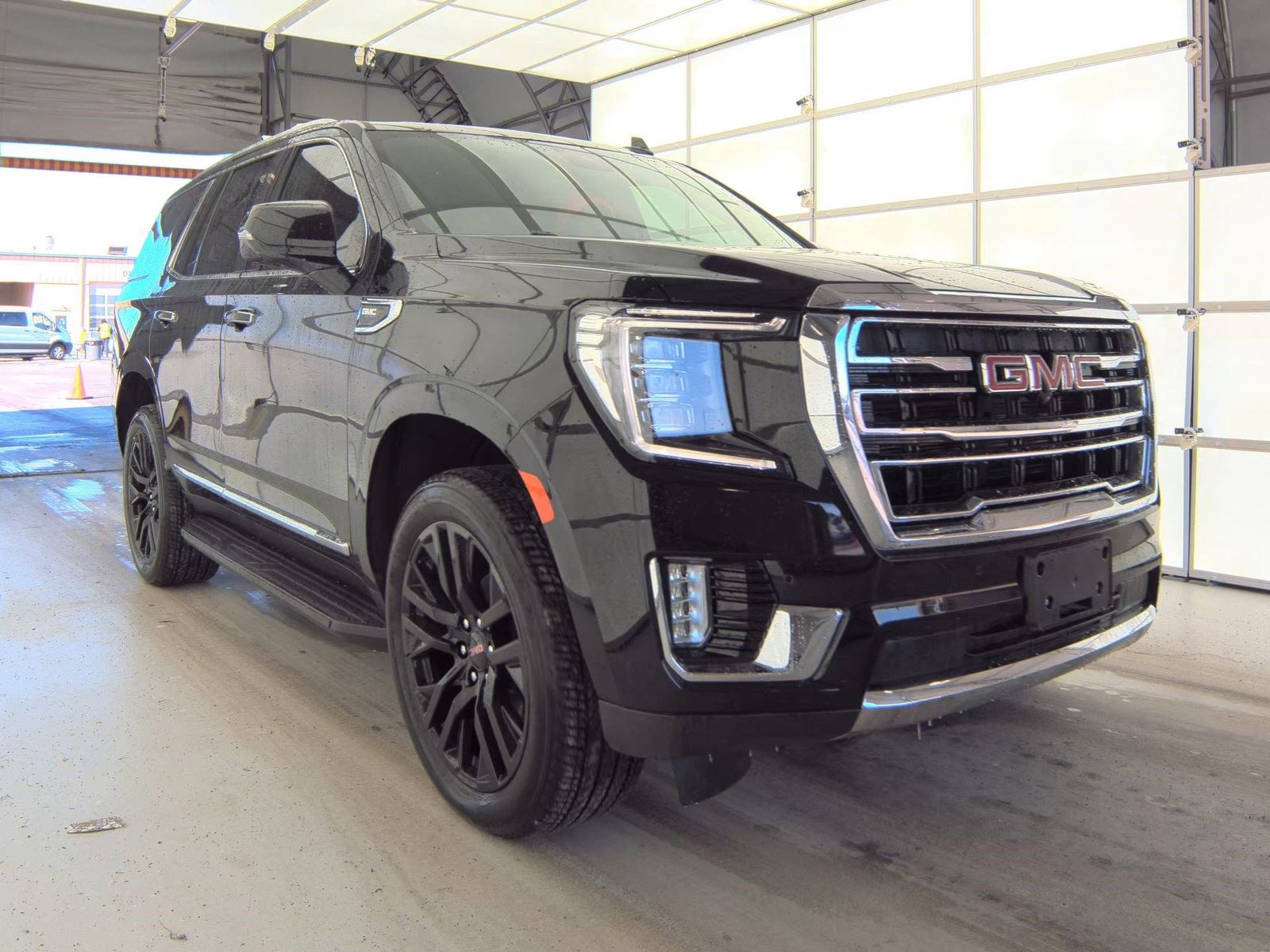 Used 2024 GMC Yukon SLT w/ SLT Luxury Package image 4