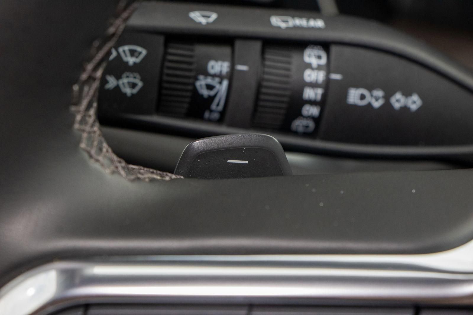 Used 2025 Chevrolet Suburban Z71 image 32