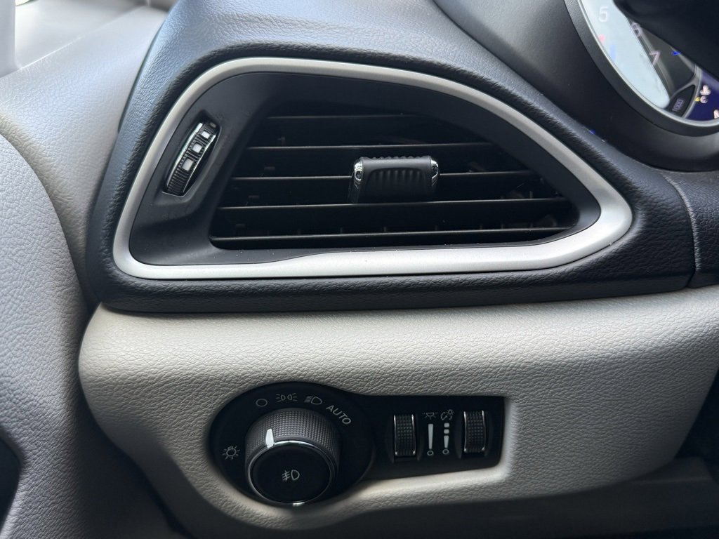 Used 2023 Chrysler Pacifica Touring-L image 32