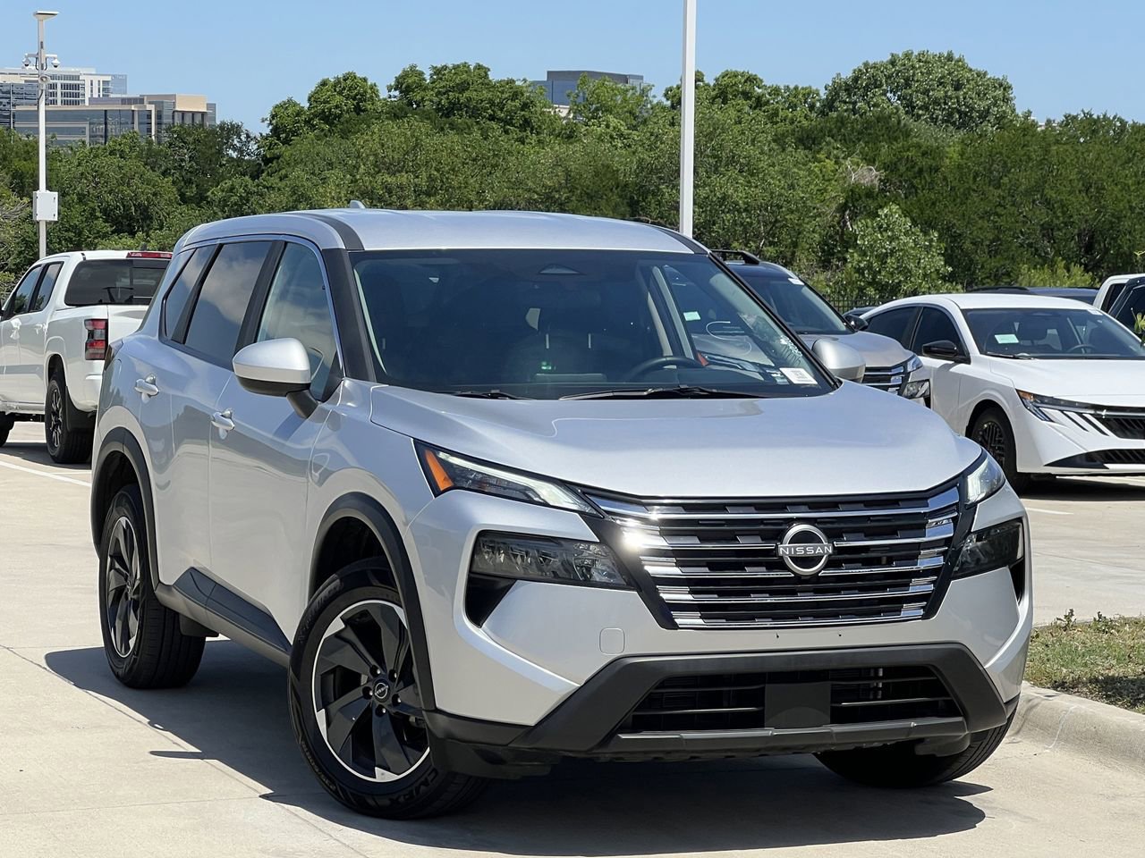 Used 2025 Nissan Rogue SV AWD/4WD image 2