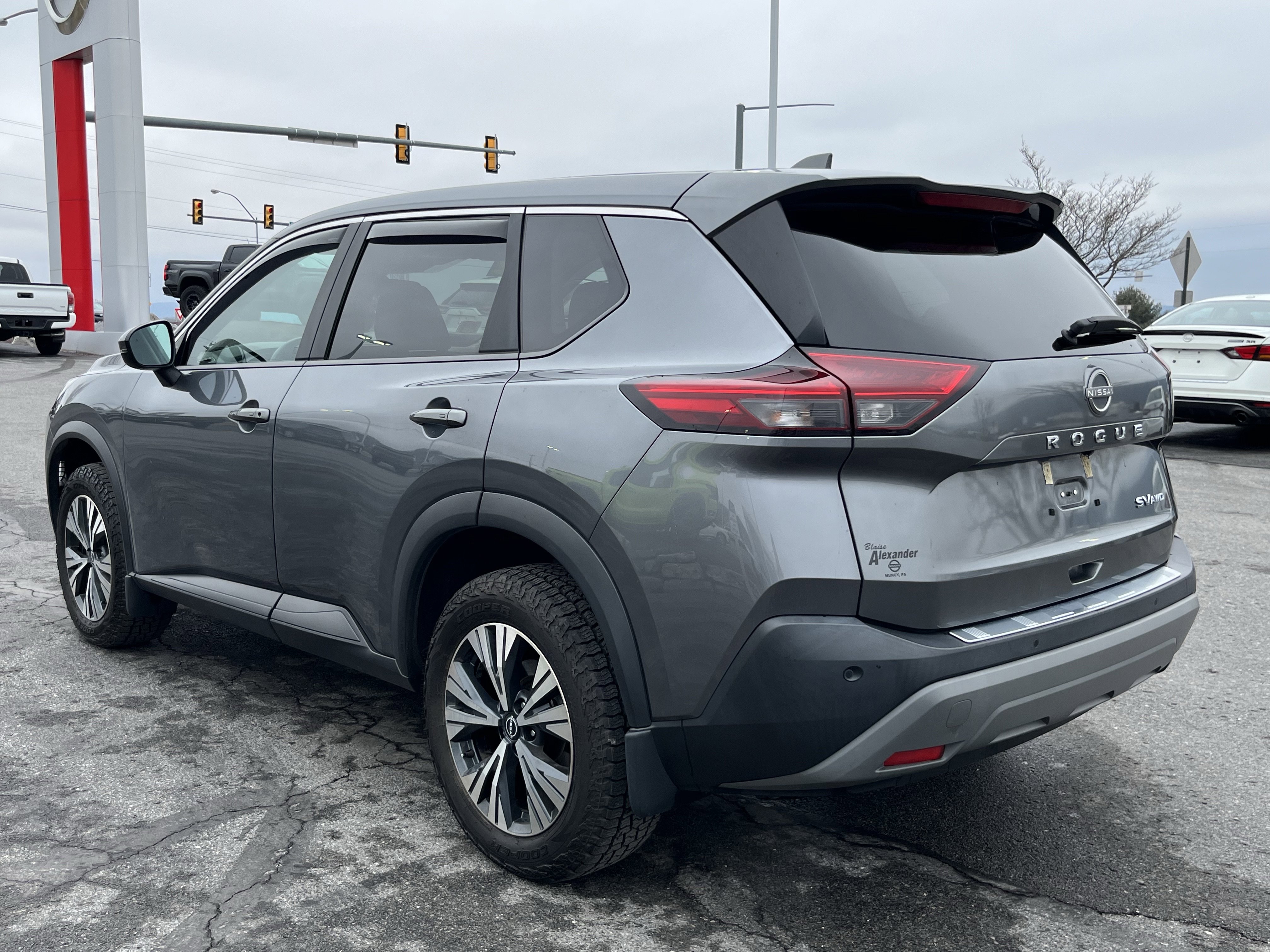 Used 2022 Nissan Rogue SV image 6