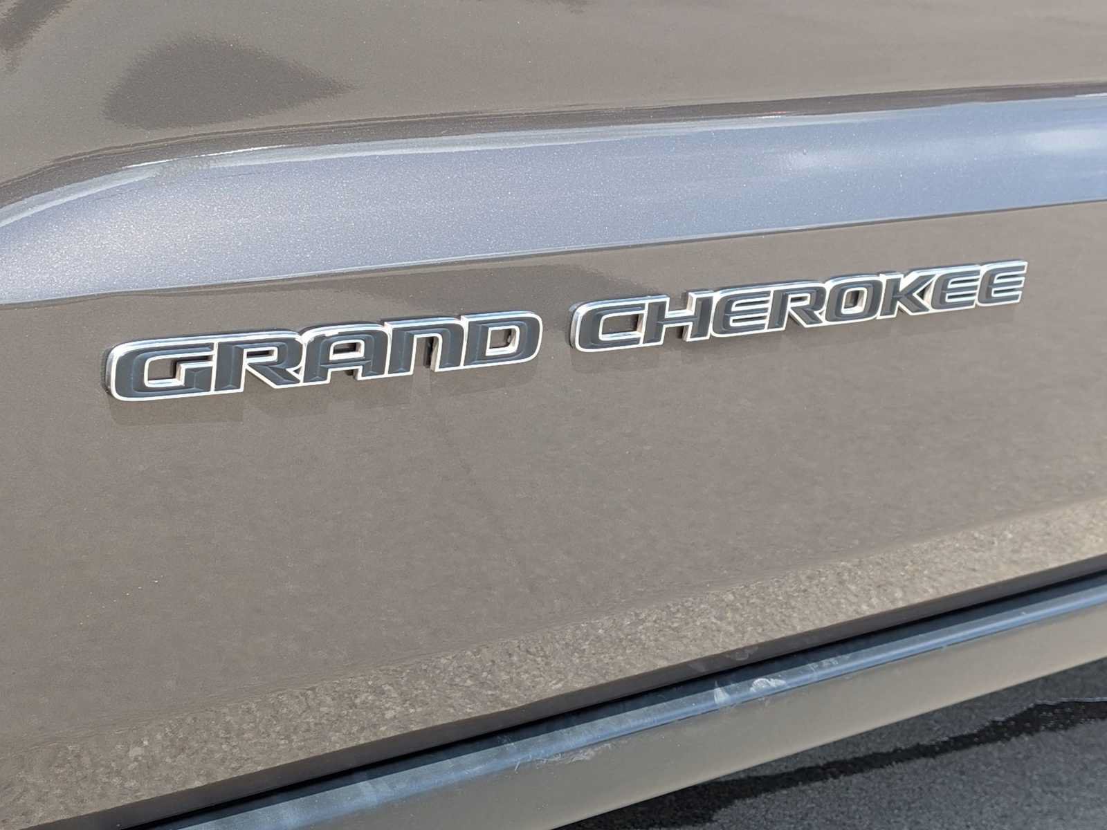 Used 2017 Jeep Grand Cherokee Limited AWD/4WD image 10
