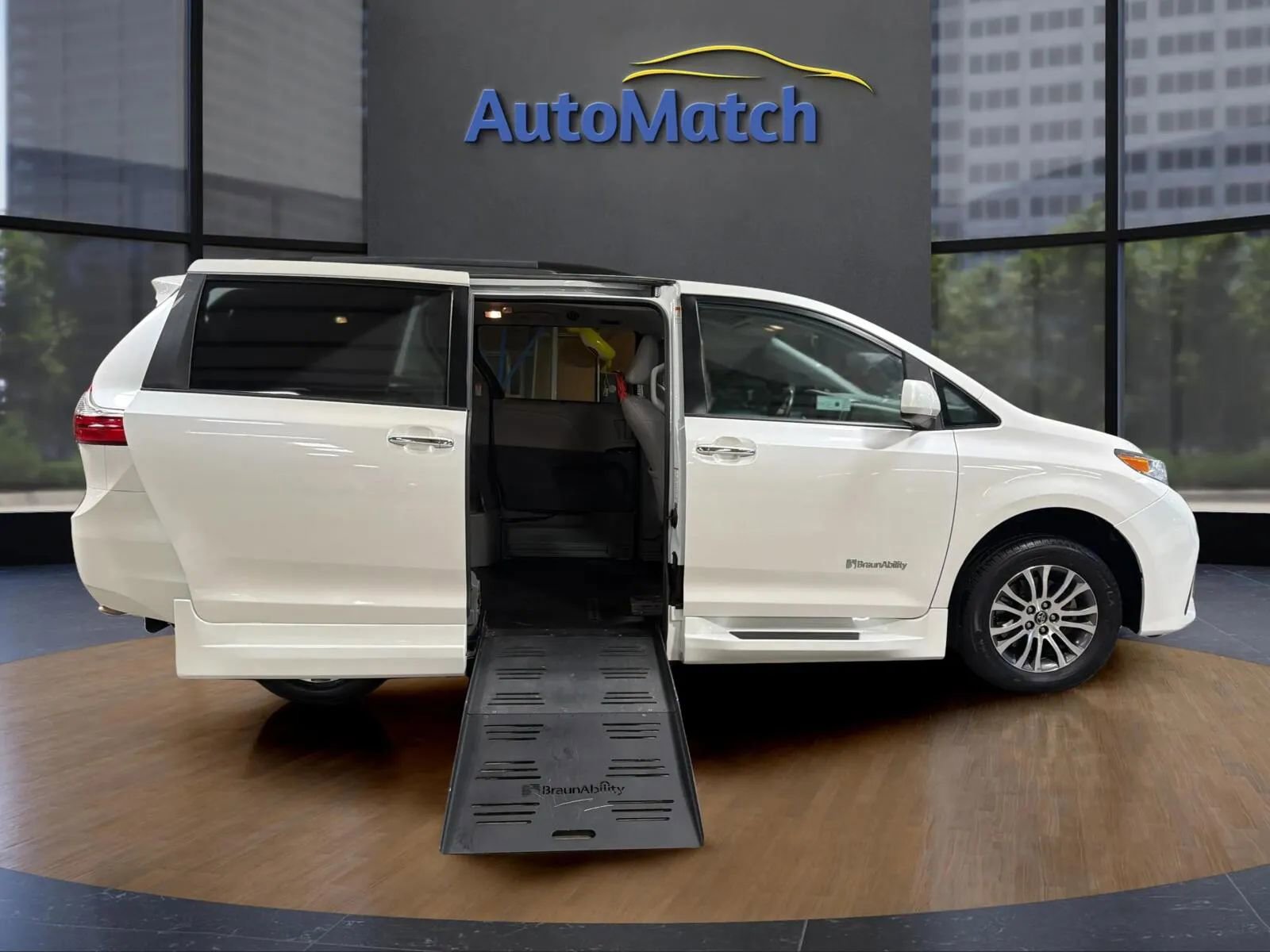 Used 2019 Toyota Sienna XLE w/ XLE Navigation Package FWD image 16