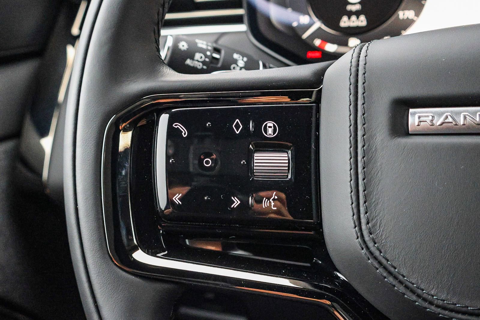 New 2025 Land Rover Range Rover Sport Dynamic SE image 39