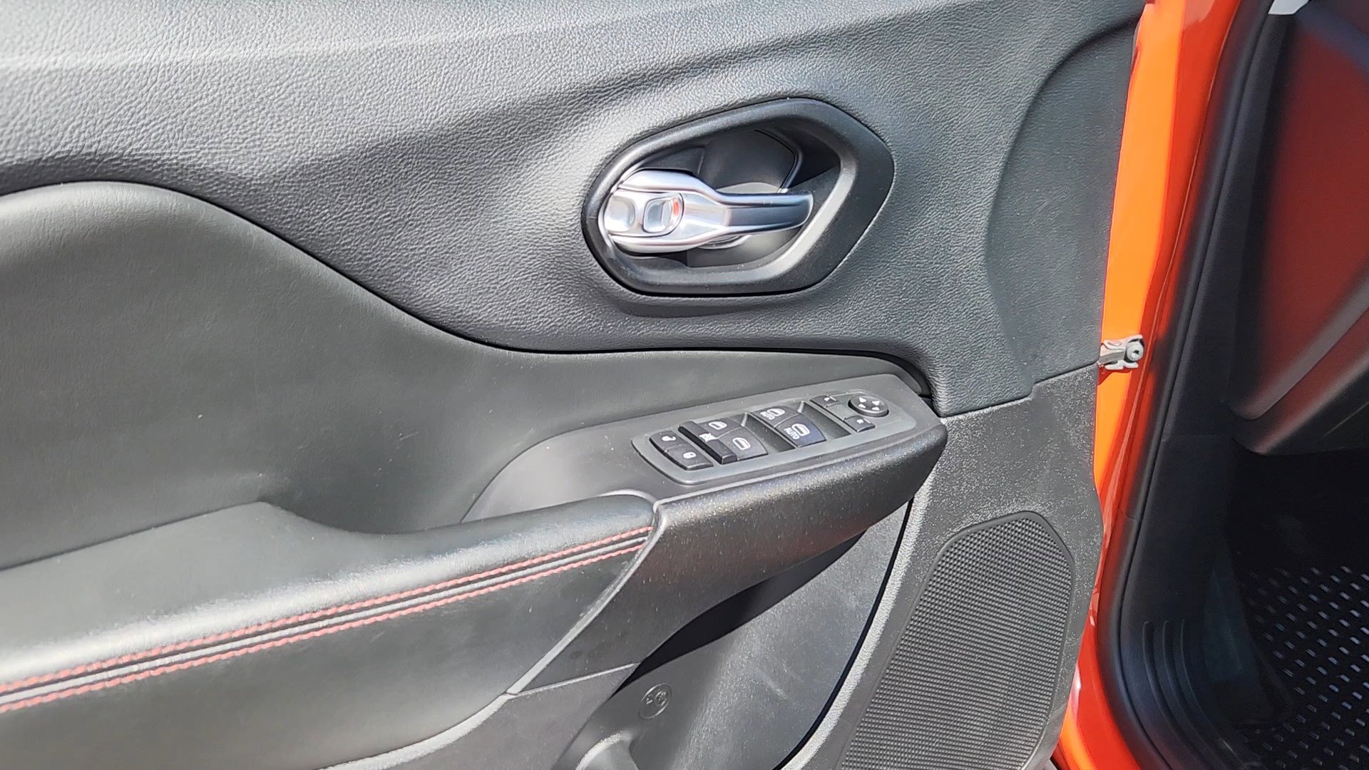 Used 2021 Jeep Cherokee Trailhawk AWD/4WD image 28