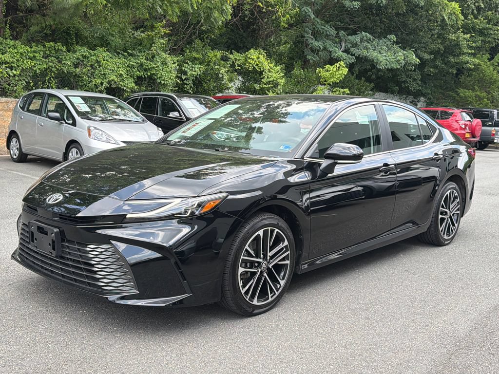 Used 2025 Toyota Camry XLE AWD/4WD image 2