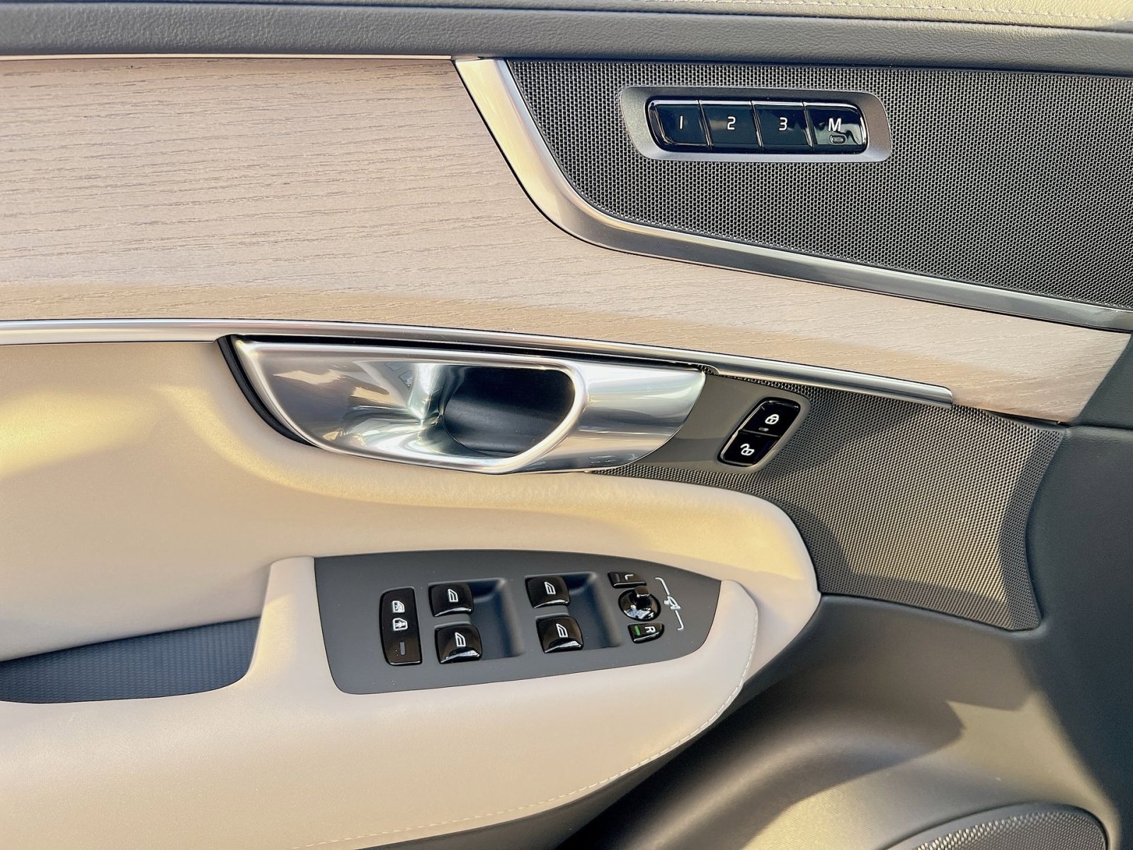 New 2026 Volvo XC90 T8 Plus w/ Protection Package Premier image 15