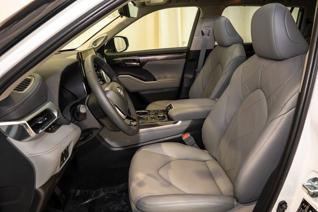 Used 2026 Toyota Highlander Platinum image 14
