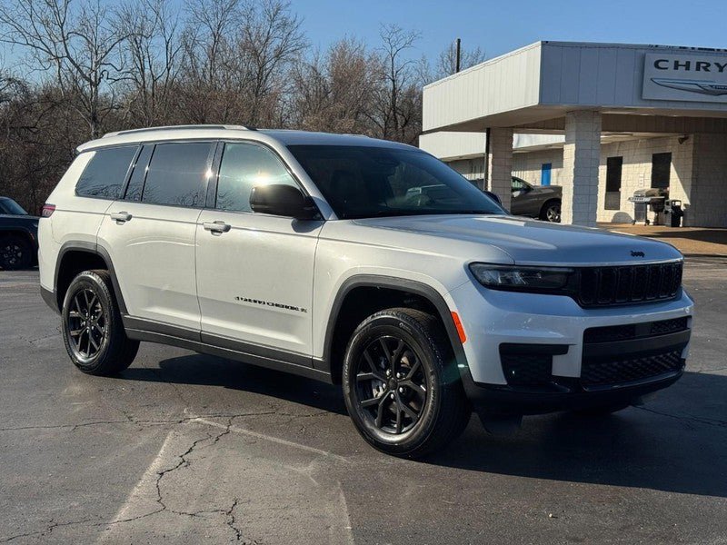 Used 2024 Jeep Grand Cherokee L Laredo AWD/4WD image 2