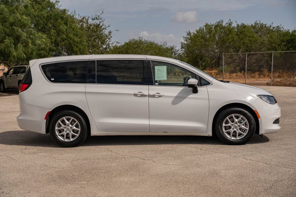 Used 2023 Chrysler Voyager LX FWD image 9