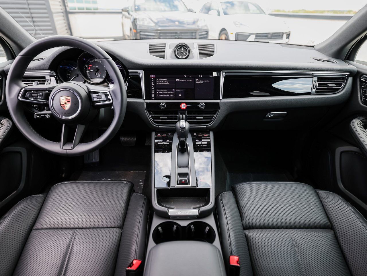 Certified 2025 Porsche Macan AWD/4WD image 24