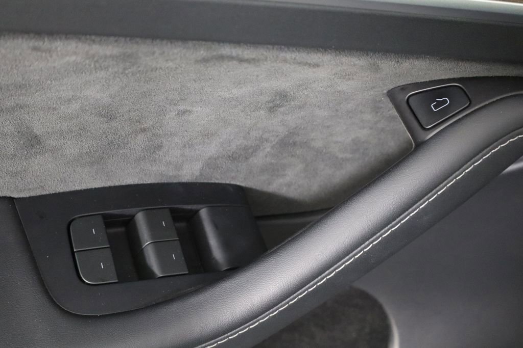 Used 2023 Tesla Model Y 2WD image 18