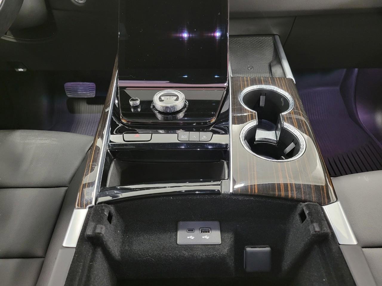 Used 2025 Cadillac Escalade Luxury w/ LPO, Floor Liner Package AWD/4WD image 18