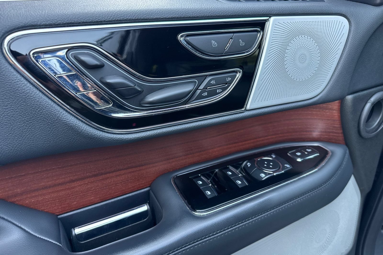 Certified 2023 Lincoln Navigator Reserve AWD/4WD image 11