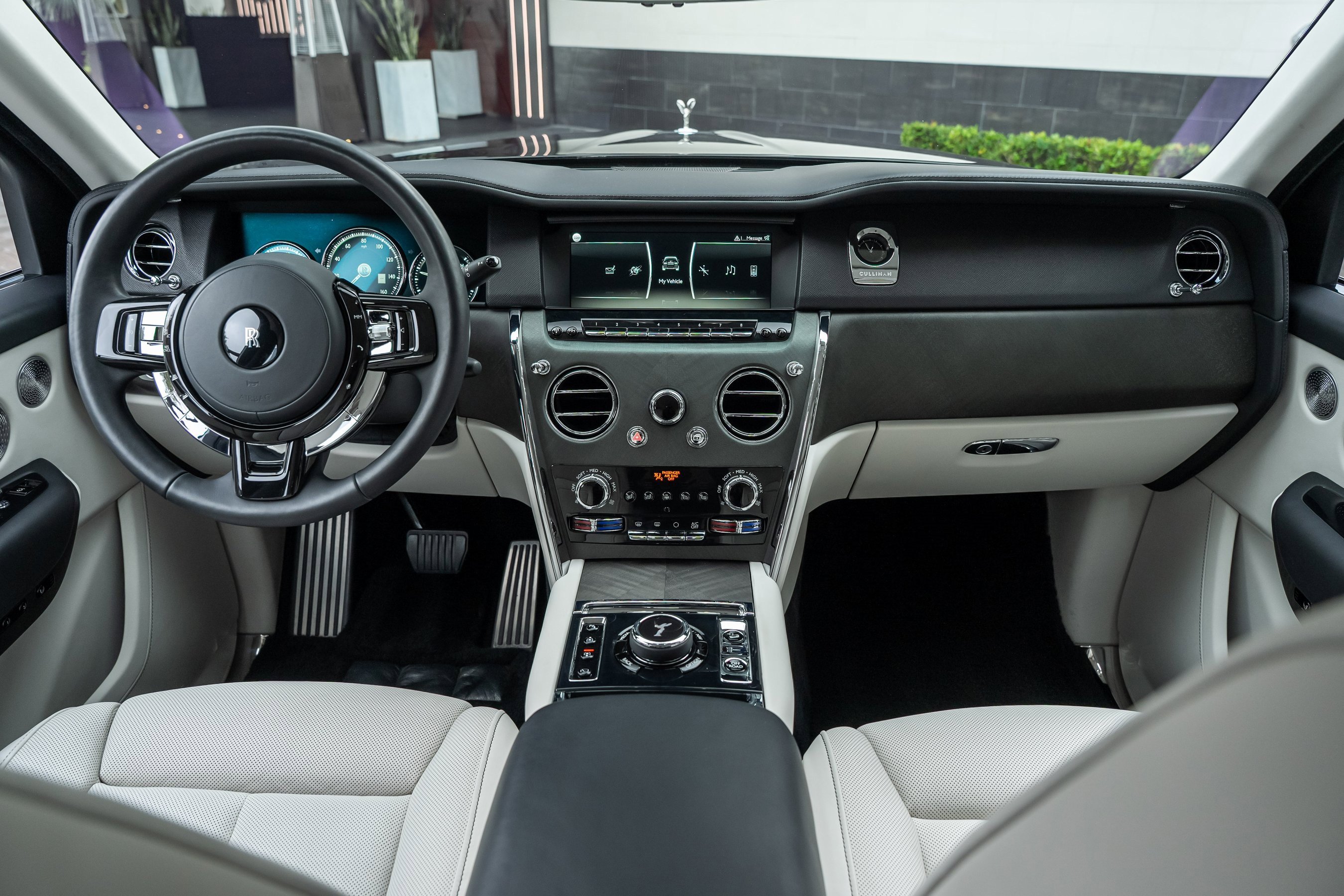 Used 2023 Rolls-Royce Cullinan w/ Cullinan Package image 4