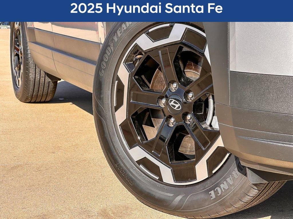 Used 2025 Hyundai Santa Fe SEL FWD image 2