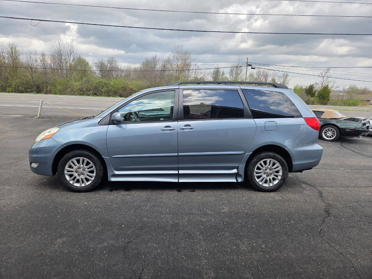 Used 2010 Toyota Sienna FWD image 4