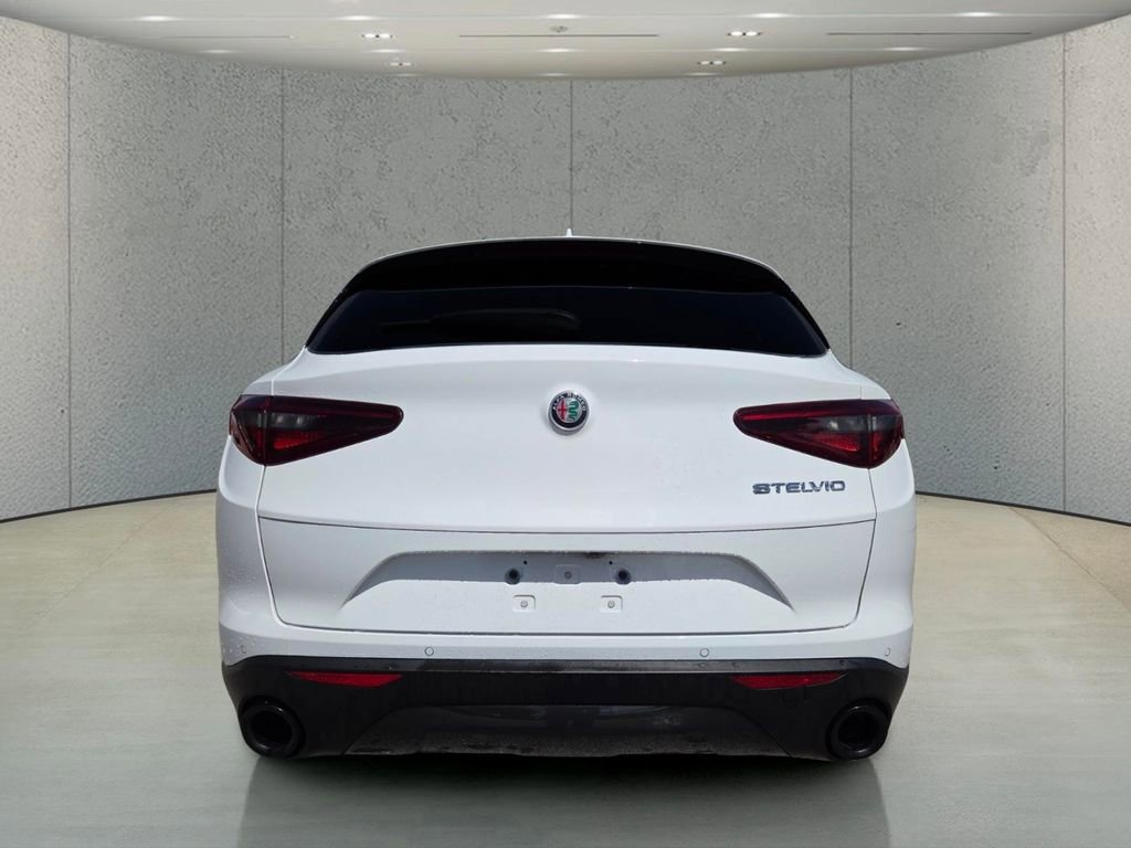 Used 2023 Alfa Romeo Stelvio Sprint image 4