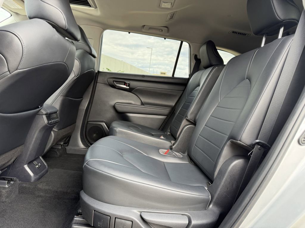 Used 2020 Toyota Highlander XLE FWD image 30
