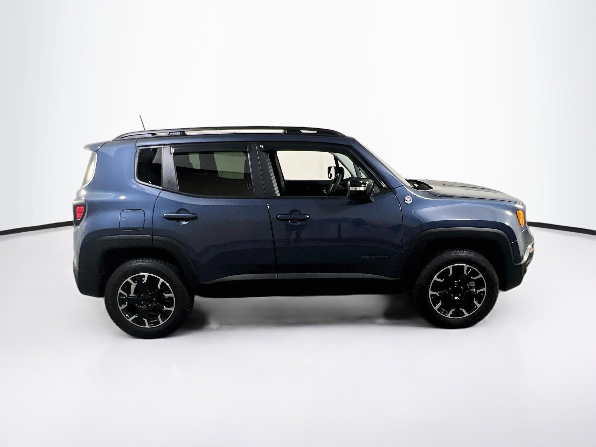 Used 2023 Jeep Renegade Latitude w/ Sun/Sound Group AWD/4WD image 4