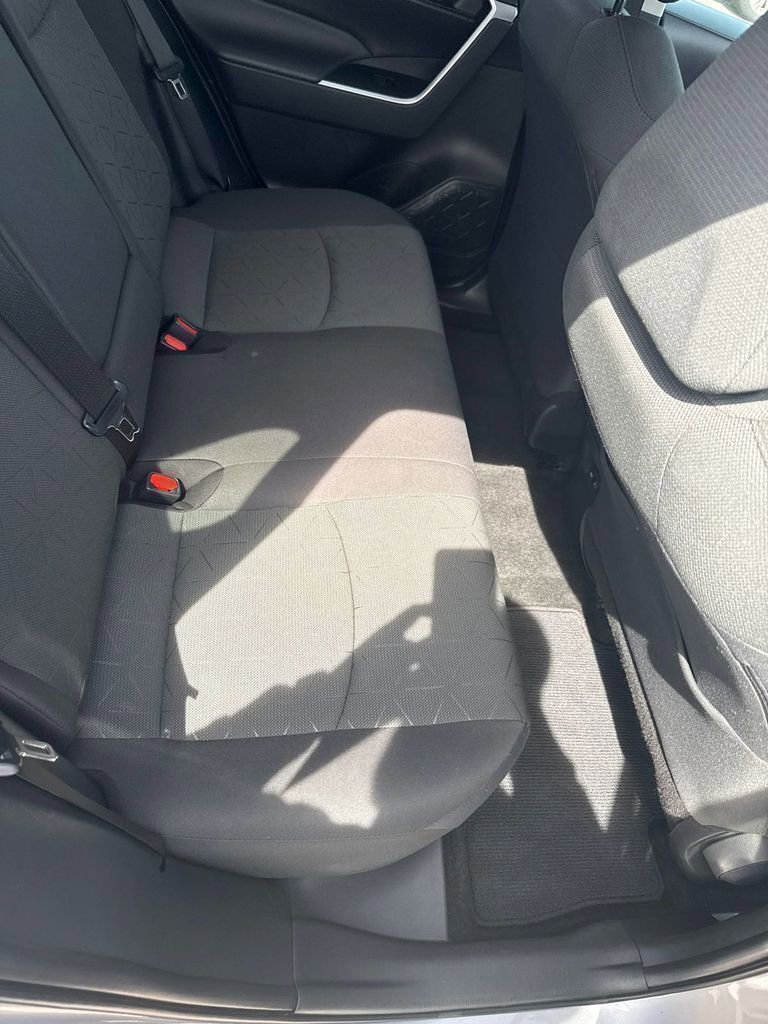 Used 2024 Toyota RAV4 XLE AWD/4WD image 4