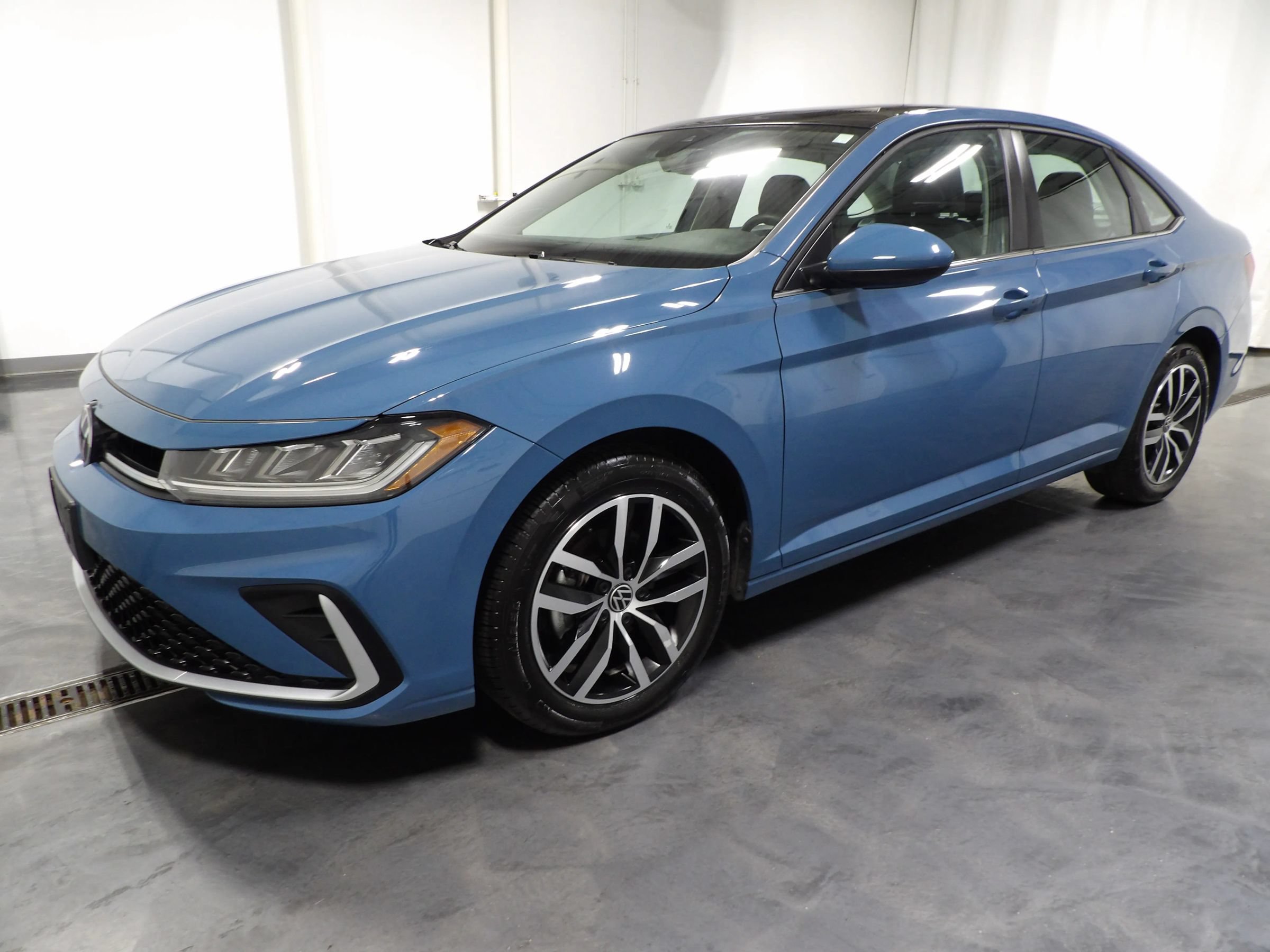 Used 2026 Volkswagen Jetta SE FWD image 5