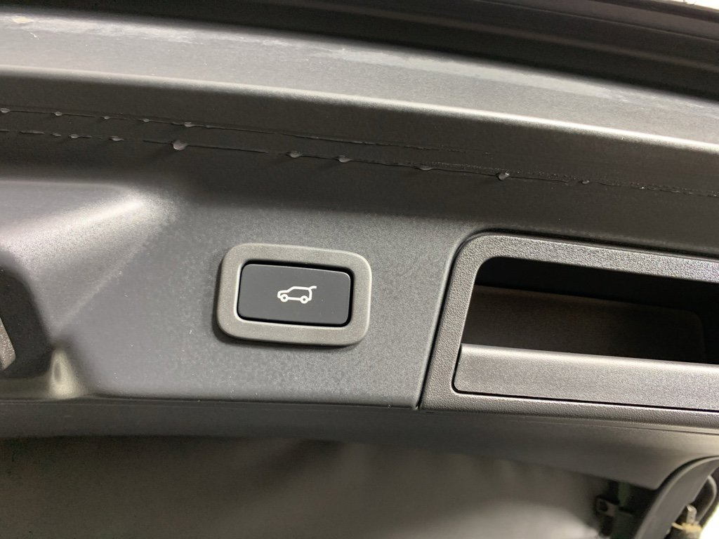 Used 2018 Land Rover Range Rover Velar S image 37