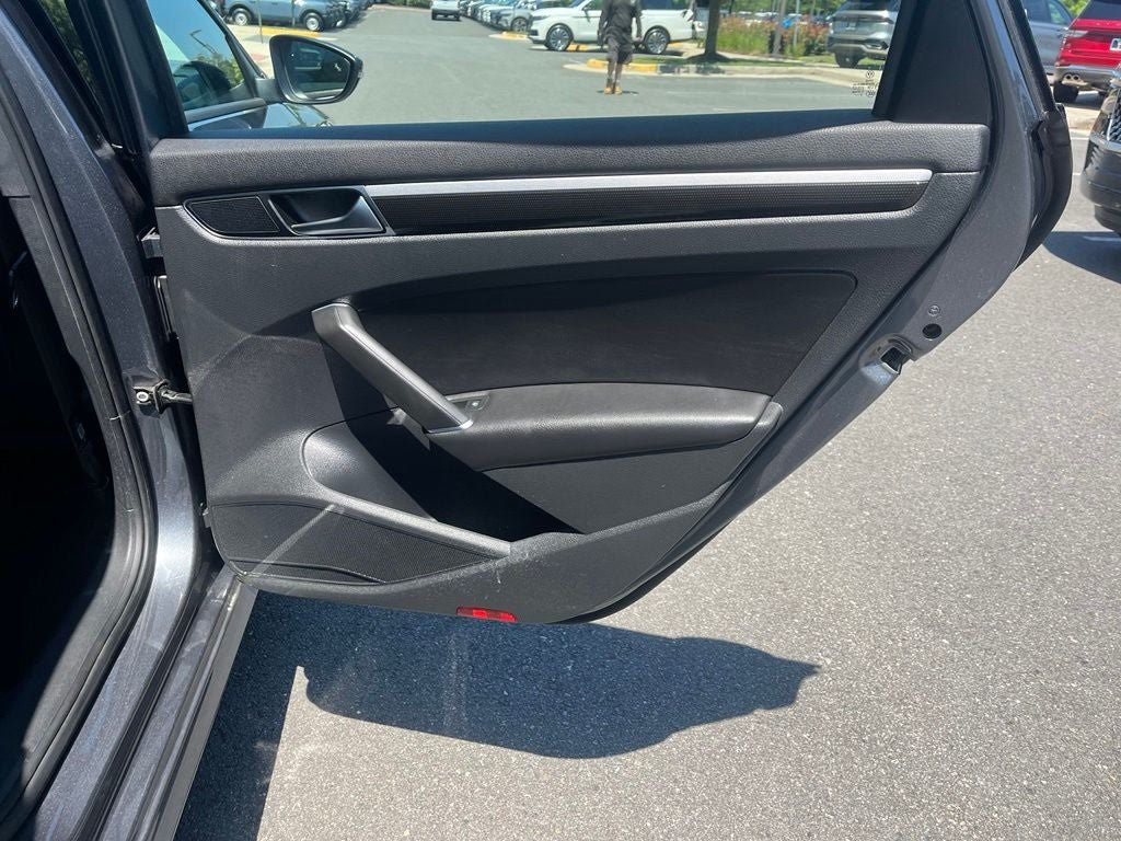 Used 2018 Volkswagen Passat 3.6 FWD image 19