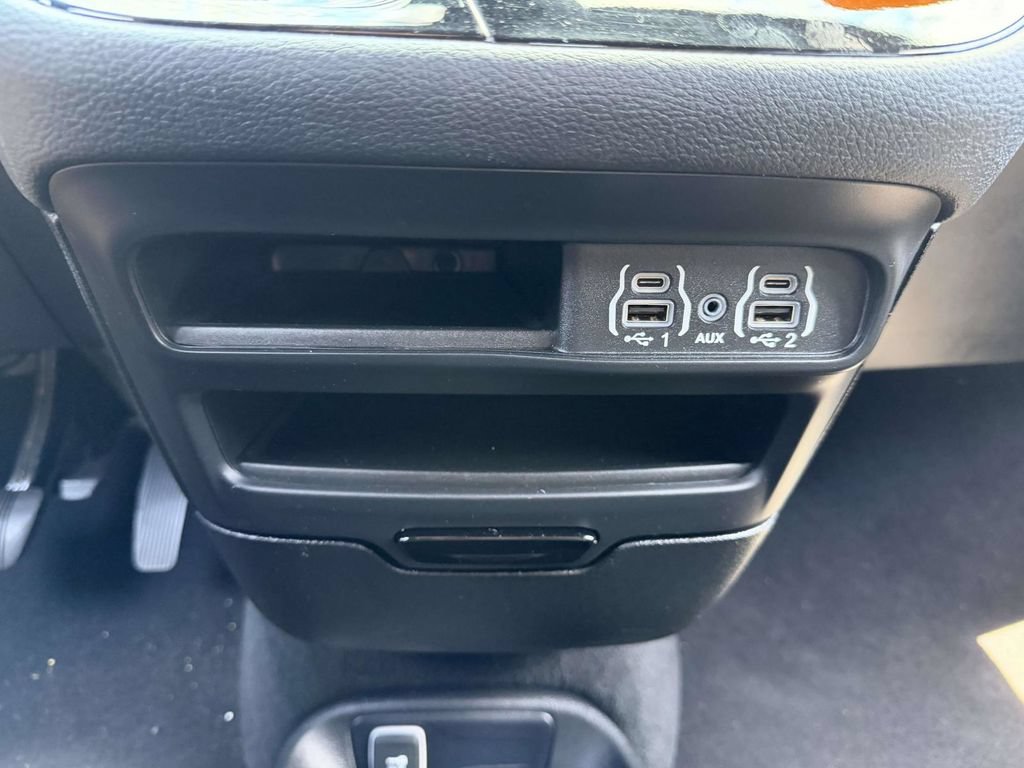 Used 2024 Chrysler Pacifica Limited FWD image 30