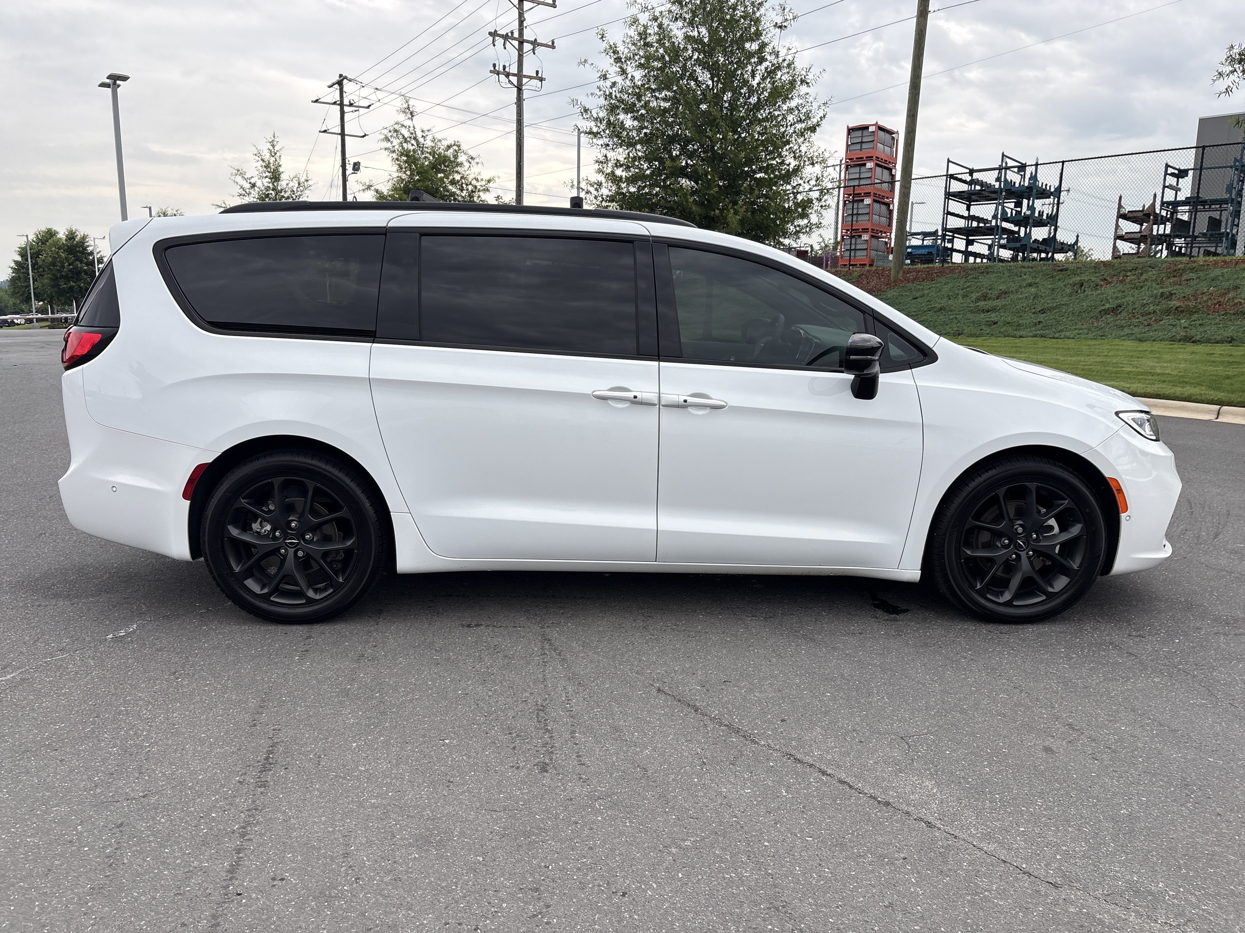 Used 2023 Chrysler Pacifica Limited w/ Uconnect Theater Family Group FWD image 10