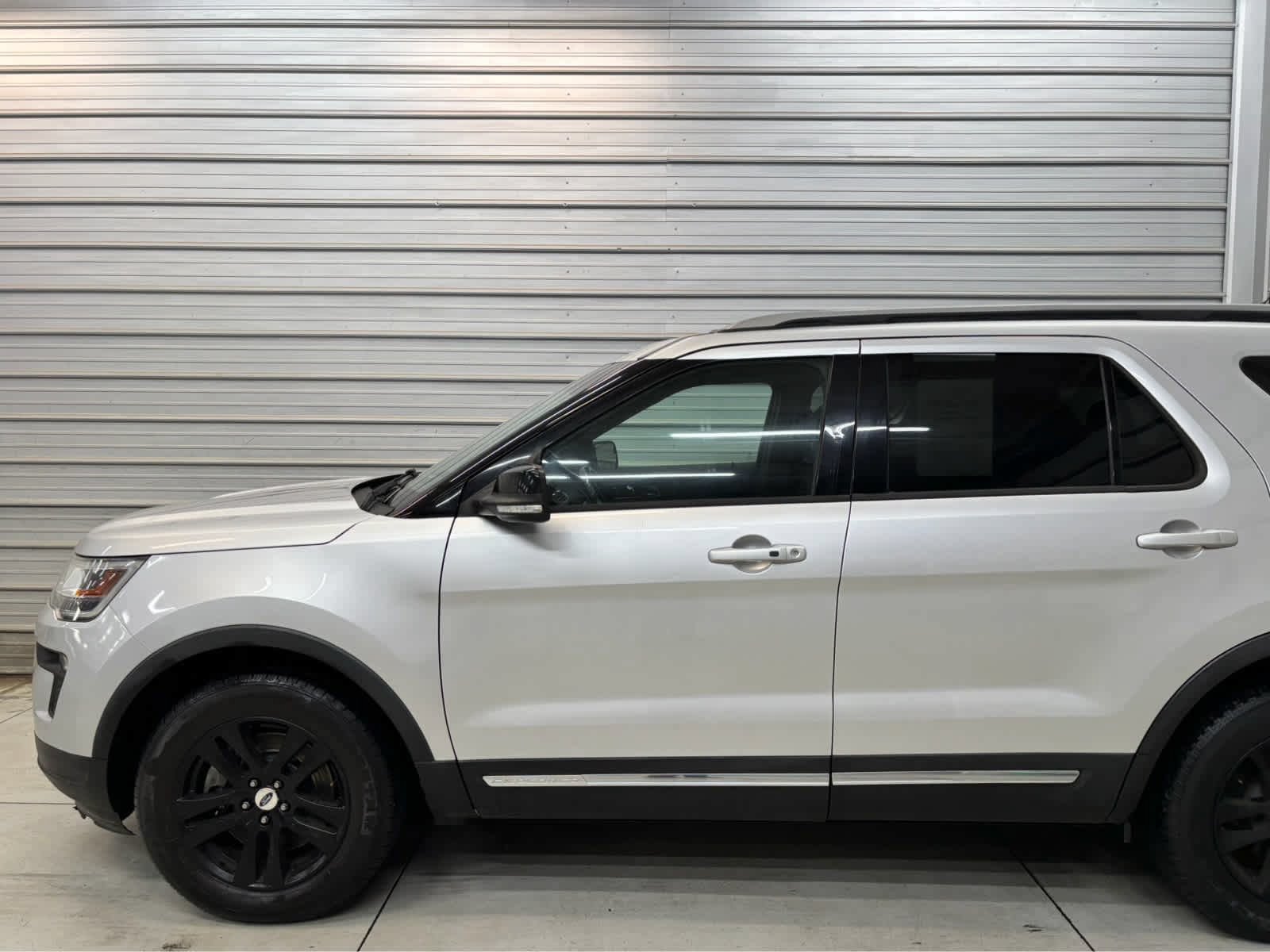 Used 2018 Ford Explorer XLT w/ Equipment Group 201A AWD/4WD image 3