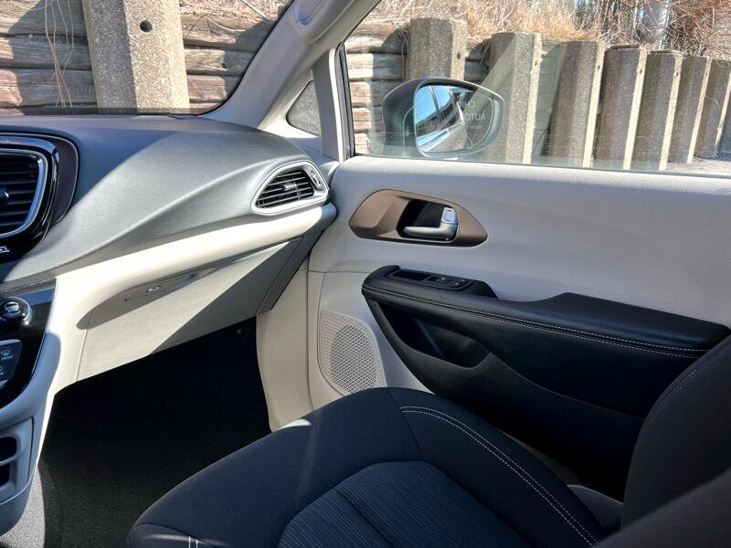 Used 2020 Chrysler Voyager L image 17