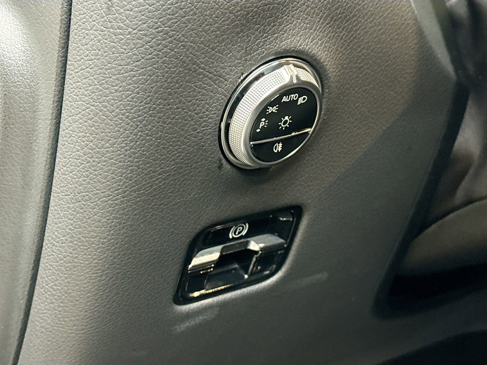 Used 2024 Mercedes-Benz GLC 300 4MATIC image 11