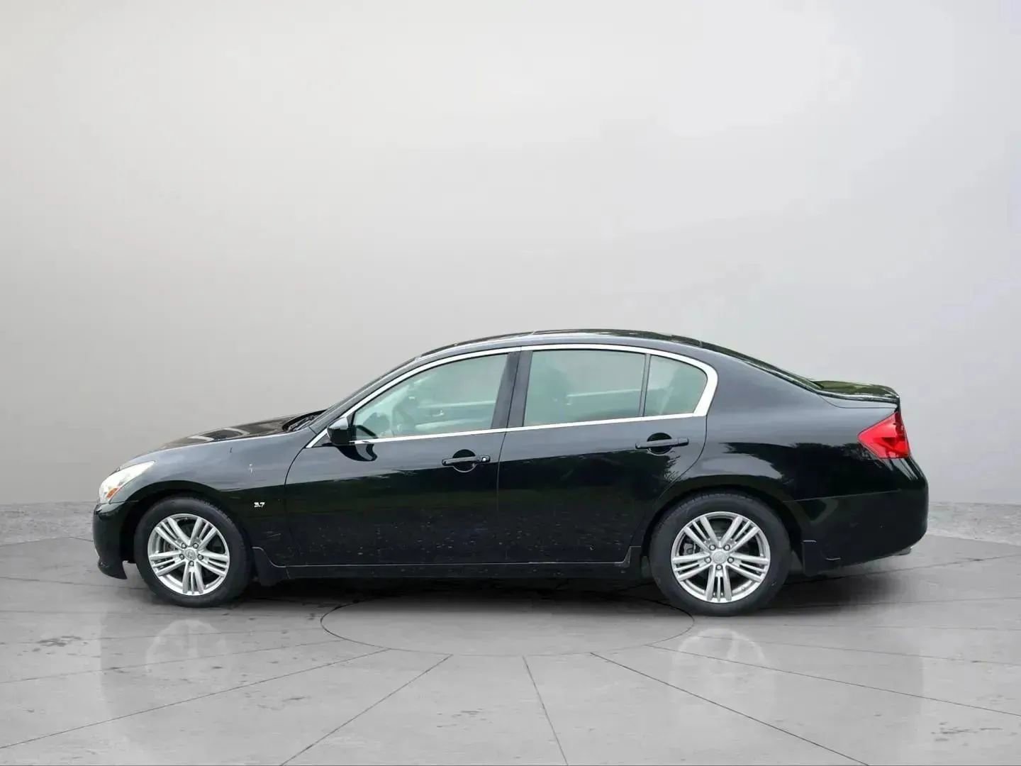 Used 2015 INFINITI Q40 w/ Moonroof Package image 8