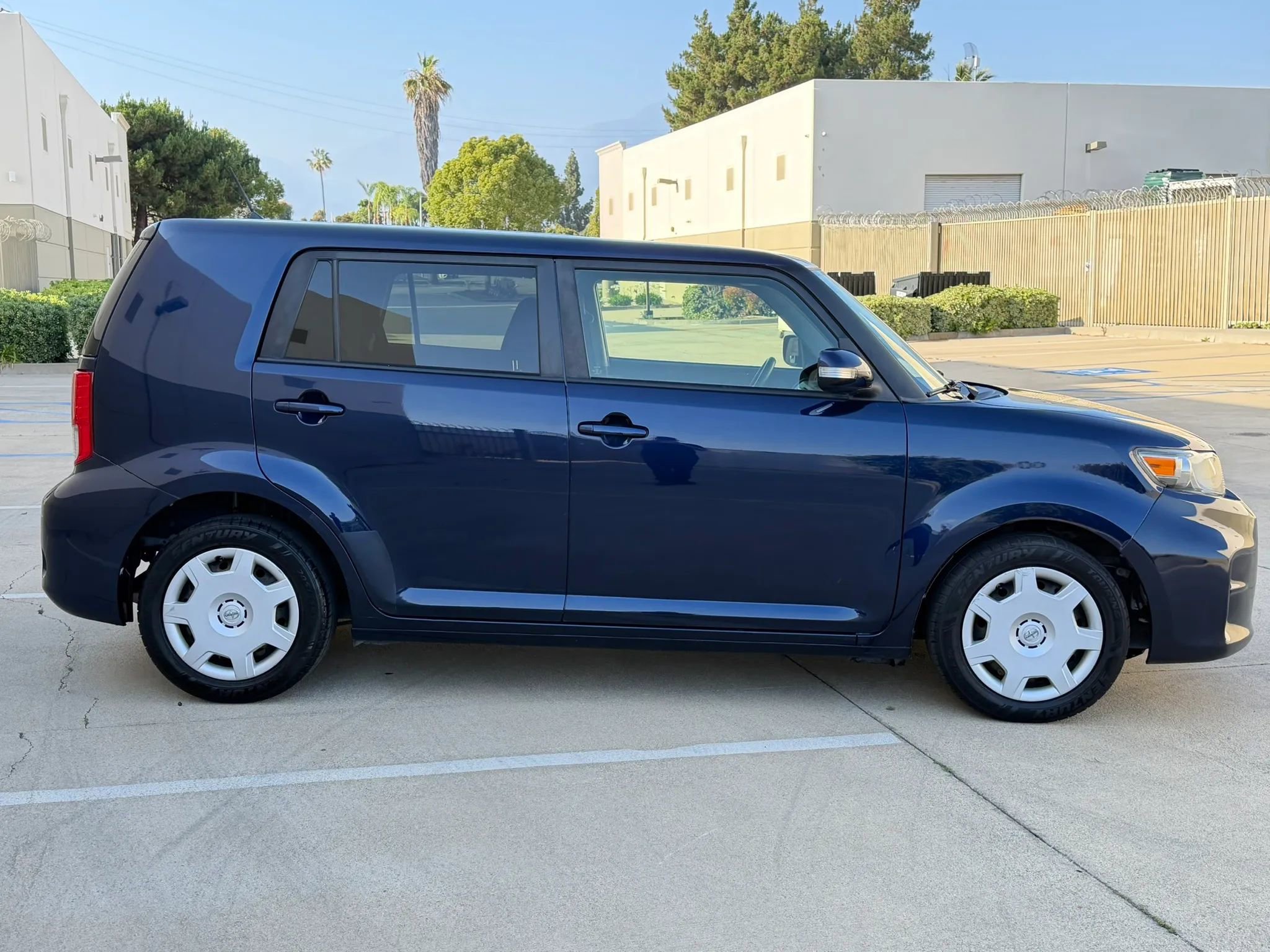 Used 2013 Scion xB FWD image 4