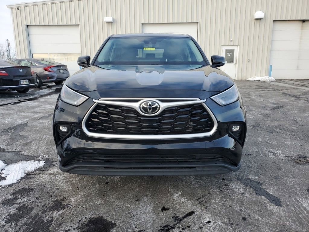 Used 2023 Toyota Highlander LE image 2